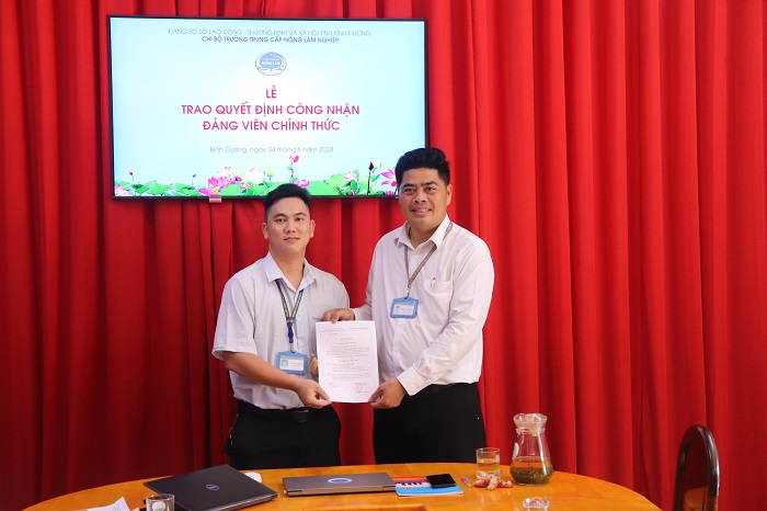 Sinh hoạt Chi bộ tháng 6: Đảng viên định kỳ chăm sóc Vườn cây nhớ Bác